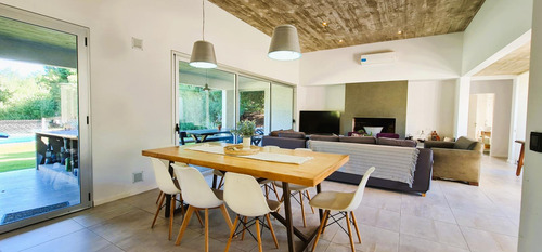 Casa A La Venta En Cul De Sac En Area Residencal 1, Barrio Costa Esmeralda, Venta Equipada.