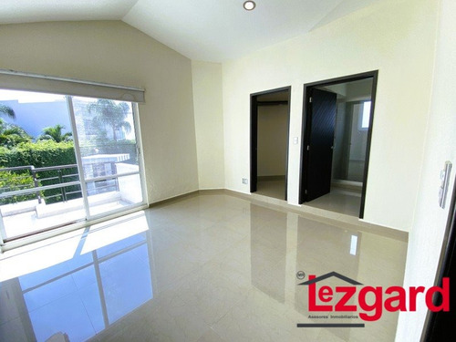 Se Vende Bonita Casa Con Amplios Espacios En Lomas De Cocoyoc
