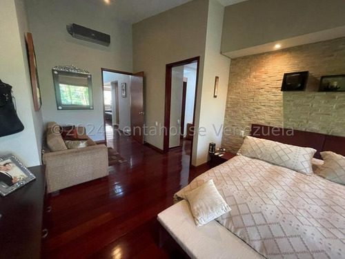 Moderno Town House, En Venta. En La Lagunita Country Club. 25-3610