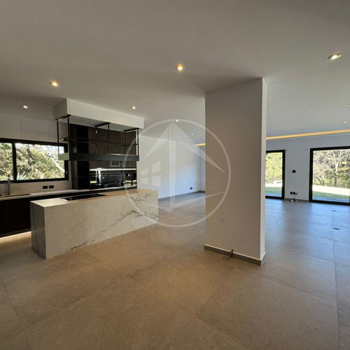 Residencia De Lujo En Rancho San Juan, 581 M2 De Construcción, 4 Habitaciones Y 4 Baños