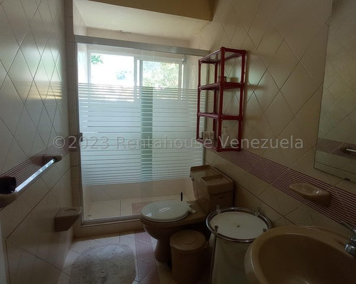 Hermosa Y Amplia Casa Quinta, De 3 Niveles, Ubicada En Una De La Mas Exclusivas Zonas Del Norte De Valencia, El Parral, Amplio Jardín Con Parrillera, Piscina Y Área Social Techada