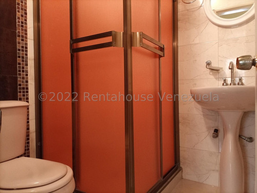 Se Vende Hermoso Townhouse A Una Cuadra De La Av Aragua Con Ubicacon Estrategica Cerca De Supermercados Y Comercios En General Urb Villa Hermosa 22-27402