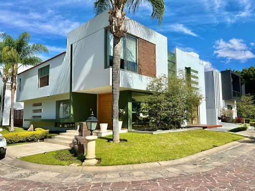 Casa En Venta En Valle Real 4 Recamaras