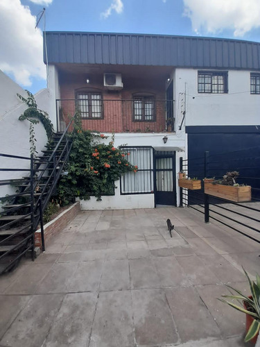 Casa En Venta - 3 Dormitorios 2 Baños - 330 Mts2 - Hurlingham, Buenos Aires