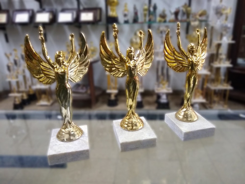 Imagen 2 de 2 de Trofeo Alegoria Alada Chica 12 Cm - Pack 10 Unidades