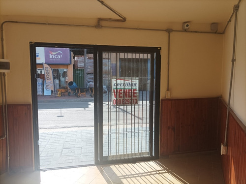 Casa En Dos Plantas Con Parrillero Y Salon Comercial , Acepta Banco , Planos .