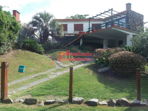 Excelente Ubicacion Para Vivir Todo El Año! Casa En Venta Zona De Playa Mansa Cerca De La Playa- Ref: 5601