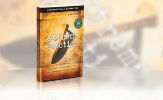 Extreme Devotion : Daily Devotional Stories Of Ancient To Modern-day Believers Who Sacrificed Eve..., De Voice Of The Martyr. Editorial Voice Of The Martyrs Books, Tapa Blanda En Inglés