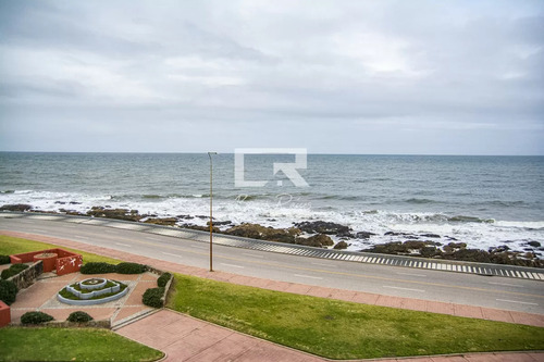 Departamento De 3 Dormitorio Con Parrillero En Venta , Ultimo Piso Frente Al Mar, Punta Del Este