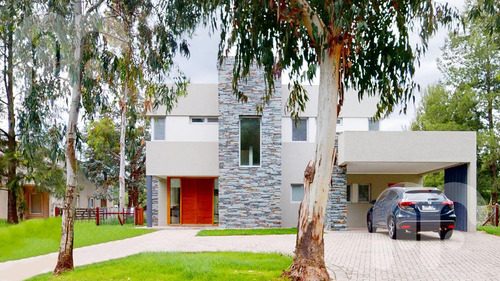 Venta Casa De 4 Dormitorios En Miralagos