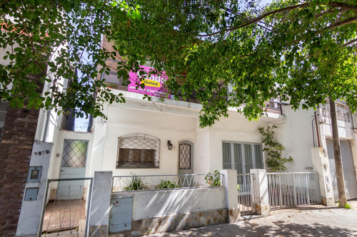 Venta De Casa 2 Dormitorios Con Cochera En Rosario - Humberto Primo Al 1500