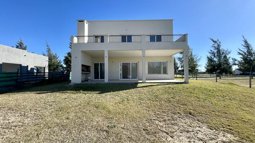 Casa En Naudir En Venta - A Estrenar - Lote Con Fondo Al Verde
