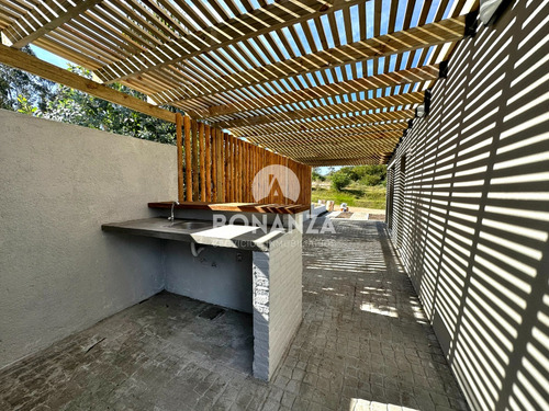 Casa En Venta A Estrenar. Piriápolis. 2 Dormitorios, 2 Baños, Parrillero. Construcción Tradicional.