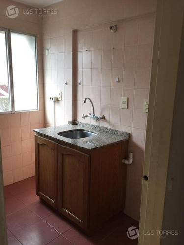 Apartamento - Ciudad Vieja - Amplio, Frente, G.c 3.900, Locomoción
