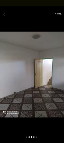 Casa De 3 Quartos, 2 Banheiros E Quintal No Fundo