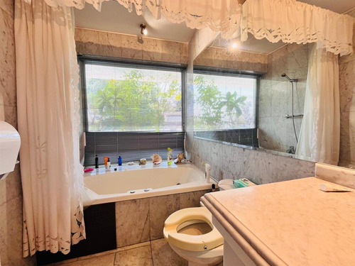 Casa En Venta De 8 Dorm. En Las Condes