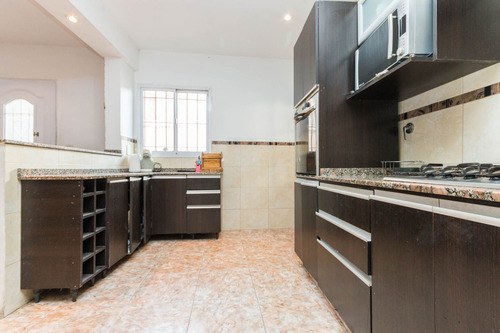 Casa En Venta, Acepta Permuta. 2 Pl. 4 Amb