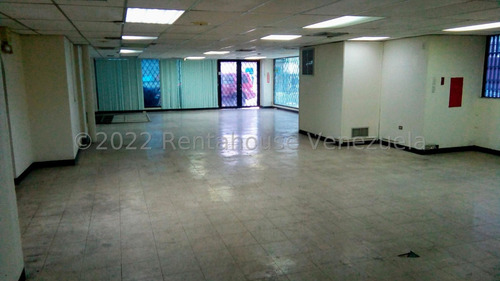 Boleíta Norte !! Fabuloso Local Comercial, 348 M2, Amplias Oficinas, 4 Baños, Espectacularmente Mantenido, Fachada De Ladrillos, 7 Puestos De Estacionamiento.