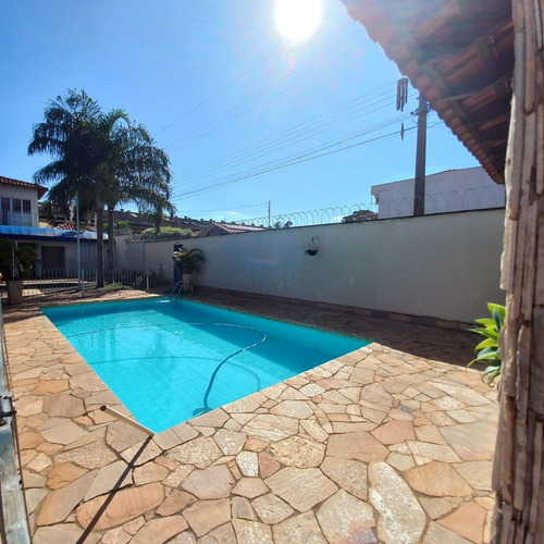 Excelente Casa, Com Grande Área De Lazer