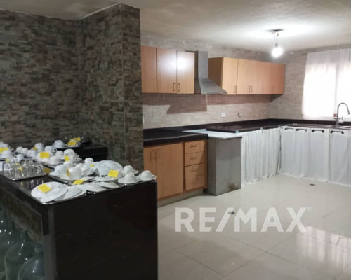 Townhouse En Conjunto Residencial Villas De Nuevo Mundo, Los Robles, Isla De Margarita
