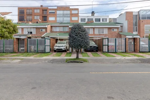 Casa En Venta En Batán. Cod V8277