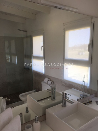 Casa En Venta Y Alquiler De Estilo Minimalista Dentro De Barrio Privado El Quijote, La Barra.-ref:2274