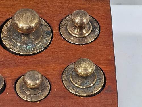 Antiguo Pesero De Madera Pesas En Bronce Cam (Usado)