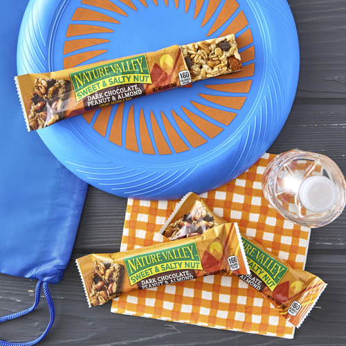 Barras De Nueces Dulces Y Saladas Chocolate Amargo Y Almendr