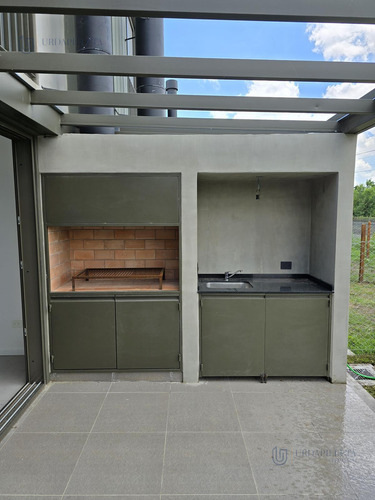 Townhouse En Venta De 3 Ambientes Con Galeria Y Jardin Privado En Oliden Joven