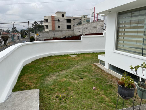 Imagen 2 de 23 de Cálida, Espaciosa Y Abrigada Casa Esquinera Con Proyeccion A Tres Pisos, Cuartos Independientes Con Baño Privado, 150 Mts De Bodegas, Ideal Pequeña Fábrica O Negocio En Expansión
