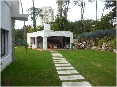 Imagen 2 de 17 de Casa En Venta De 4 Dormitorios En Playa Mansa (ref: Lij-608)