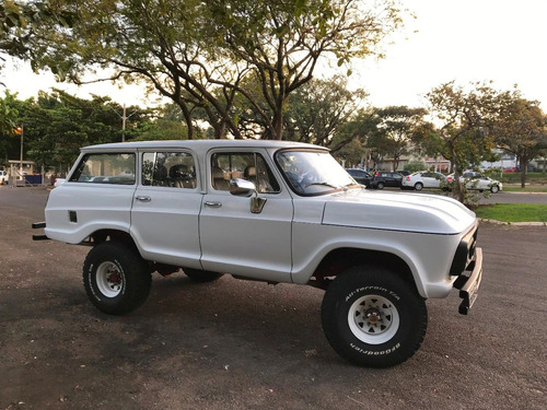 Veraneio 4x4 V8,