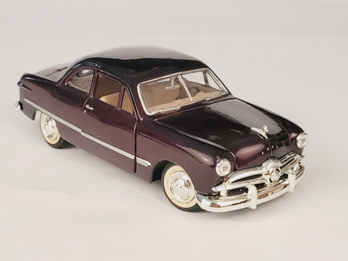 Miniatura Ford Coupe Burgundy 1949 Motormax 1/24