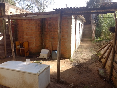 Casa Com Dois Cômodos E Quintal Grande Mais Garagem