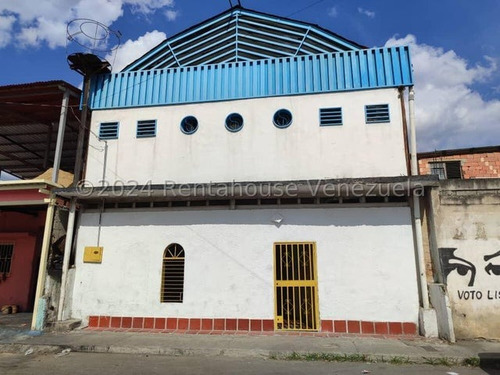 Maria Boraure Vende Casa Comercial Ideal Para Tu Iniciar O Ampliar Tu Negocio Ubicada En Zona Estratégica De Barquisimeto. 2 4 2 0 0 7 0 Cuenta Con Tanque Subterráneo De 8000 Litros, Amplio Espacios