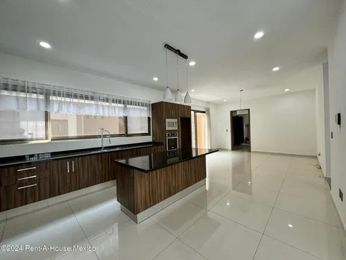 Renta - Vista Real. Casa, Cuarto De Servicio, 4 Recámaras, Alberca, Área De Tv