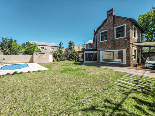 Casa De 4 Dormitorios Con Jardín Y Pileta En Fisherton