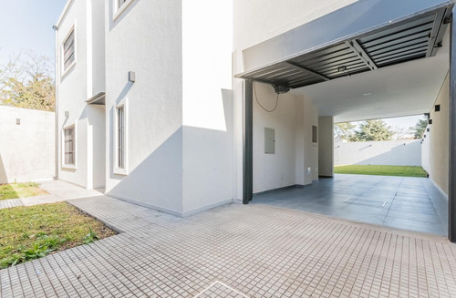Imagen 14 de 30 de Venta · Casa A Estrenar De Categoría En Moreno · Pileta · Patio · Balcón · Financia · Permuta