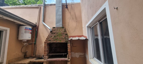 En Venta En Caseros Ph Al Fondo De 3 Amb. Con Patio Y Parrilla Propia. F: 9693