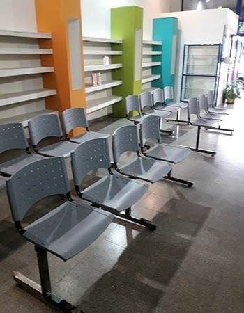 Imagen 3 de 8 de Silla Tandem X5 Asientos Salas Espera Plastico Pvc Reforzado Desarmable 3 Patas 6 Apoyos Regulables - Garantia Fabrica