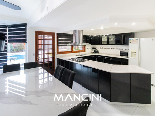 Casa En Venta De 6 Ambientes Con Piscina, Quincho, Parrilla Y Cochera Pasante - San Martín