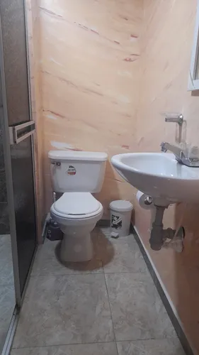 Casa Con 5 Apartamentos,4 Baños,4 Cocinas,un Aparta Estudio,