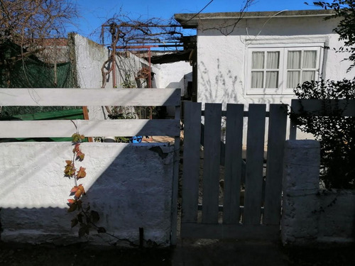 Casa Un Dormitorio Con Locales .
