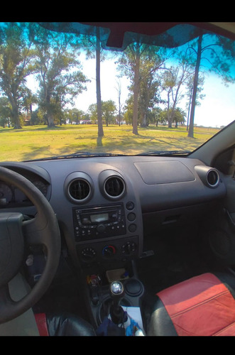 Imagen 4 de 7 de Ford Fiesta Max 1.6 Max Amb 2006