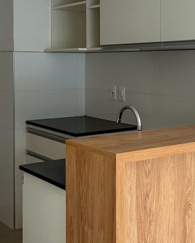Venta Apartamento De 2 Dormitorios Con Garaje Y Balcón Piso 7 Libre Para Ocupar En Agosto