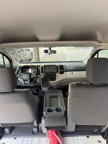 Toyota Hiace 2.8 Tdi Furgón 6at L2h2 3a 5p