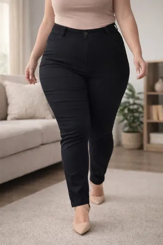 Modelo vestindo calça jeans skinny preta de cintura alta com sapatos de salto nude