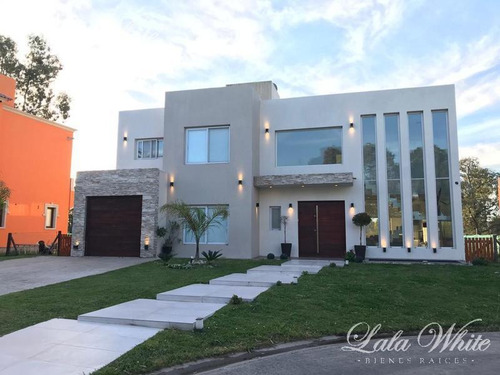 Imagen 1 de 18 de Venta - Hermosa Casa A La Laguna En Terralagos - Canning