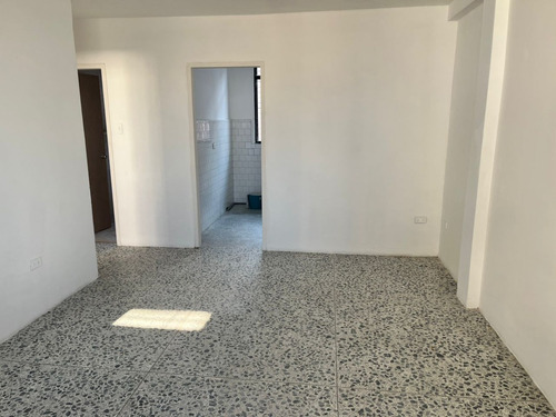 Jose R Armas, Vende Apartamento, Ubicado Detrás De La Bomba La Ceiba. Av. Bolivar.