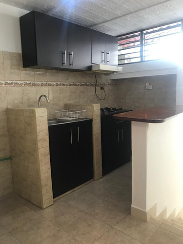 Para Cliente Directo. Se Alquila Comodo Anexo En El Marques. Pb. Urbabizacion Cerrada Cerca A La Cota Mil. 46 Mts. No Amoblado, Ni Equipado.
